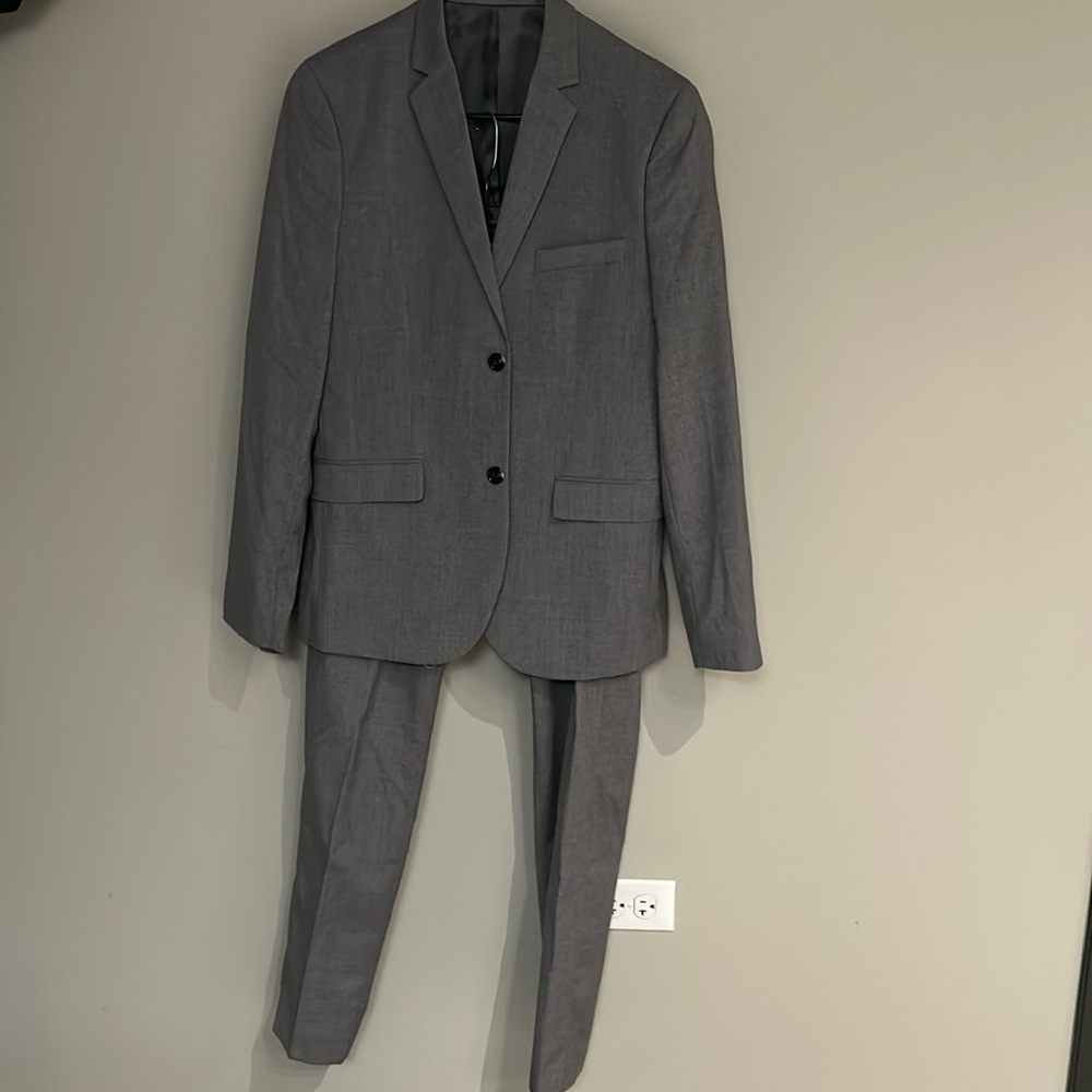 H&M Men’s Slim Fit Gray Suit (pants & jacket included!)